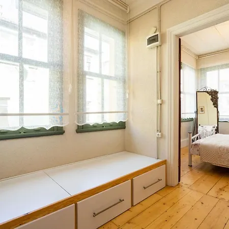 Nice Apartment In Renovated Historic Building Near Golden Horn