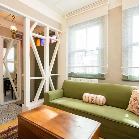 Nice Apartment In Renovated Historic Building Near Golden Horn